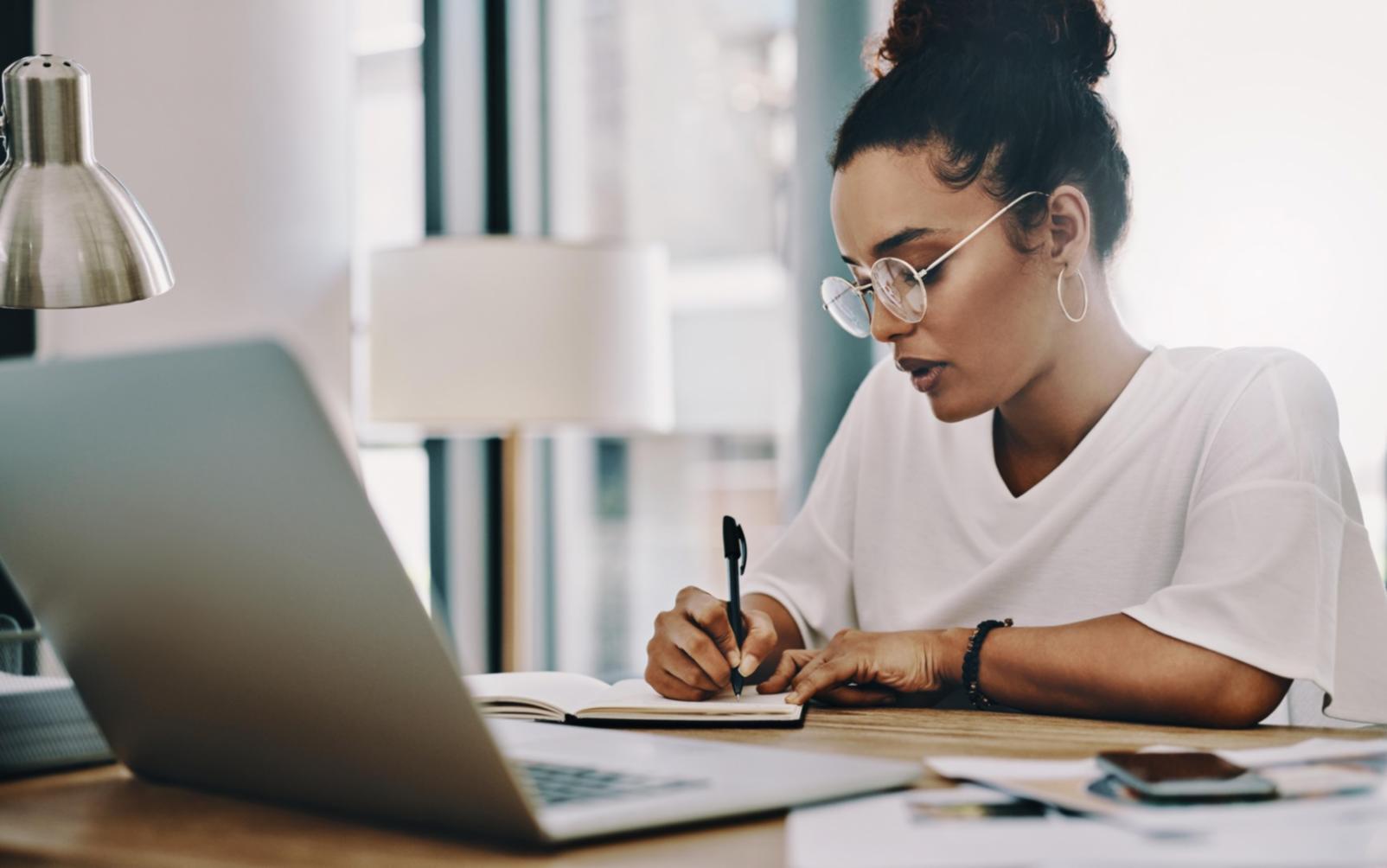 Student pracující na investičním portfoliu online