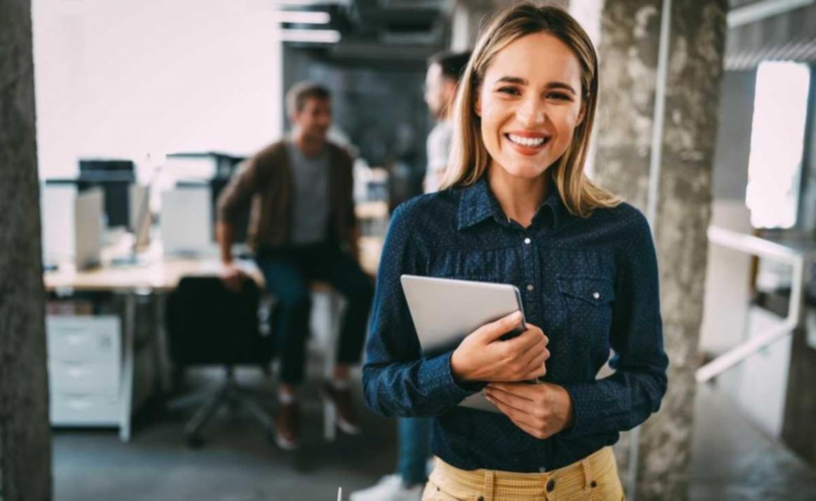 Studenti při společné analýze finančních dat během workshopu