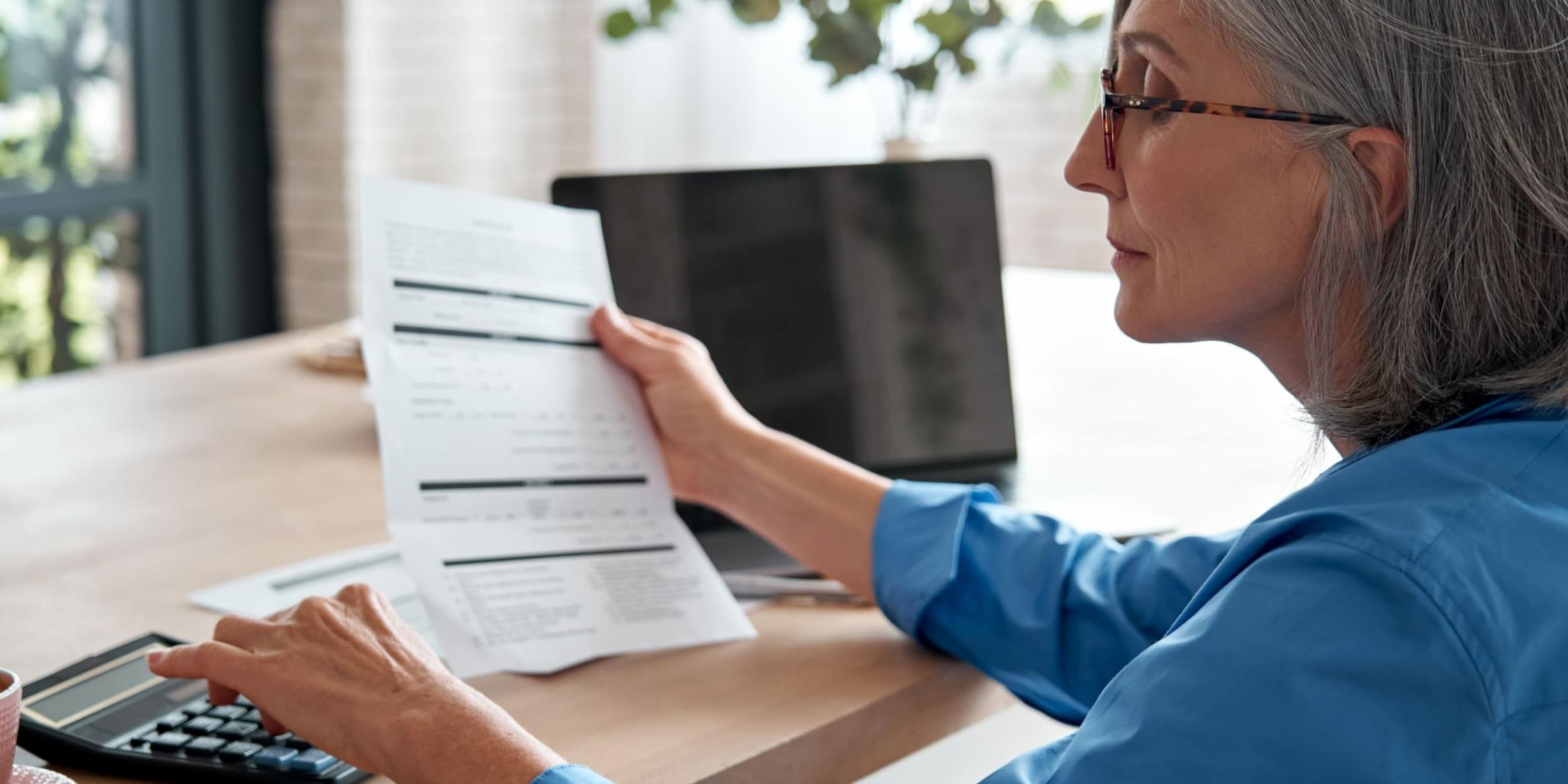 Mezinárodní studenti spolupracující na investičních projektech